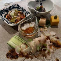 中国菜 ARATA - 季節の前菜盛合わせ　新潟もち豚雲白肉（ウンパイロウ　四川式ソースかけ）、白ゴーヤと花咲海月、クリームチーズの紹興酒漬け、蒸し茄子とピータン　