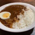 Coffee Kizoku - 咖哩飯（附水煮蛋）。這是一道中辣的咖哩，能感受到洋蔥的香氣，味道普通卻美味。