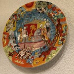 文流 - 壁に飾ってある絵皿、数点あります