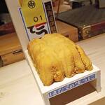 鮨 尚充 - はだての生うに～当日世界一の卸値の1箱23万円のムラサキウニ、今年700万円の卸値が付いた1番雲丹の記念ケースと共に提供②