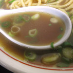 ○京 - 醤油ベースで少し濁りの入ったライトな醤油豚骨スープ。