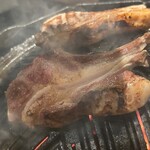 金山成吉思汗 - ラムチョップ、焼いてます