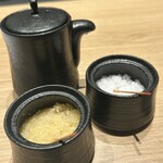金山成吉思汗 - こだわりの調味料（タレ、塩、ニンニク）
