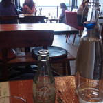 バリサイ カフェ - コンクリート打ちっぱなしのおしゃれなインテリア