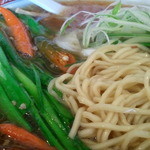 いせのじょう - 辛口ラーメン、麺アップ