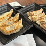 包王 - 2025/6/6 ランチで利用。鹿児島黒豚 肉盛餃子(4個)(480円)
牛とんぽう 餃子(3個)(580円)