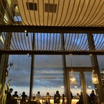 Mole TAQUERIA Y BAR - 大きな窓が開放感のある綺麗な店内。テラス席は高層ビルの眺望を肴に食事が楽しめる。