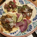 Mole TAQUERIA Y BAR - タコス3種。上からチョリソ、ビフテキ、スパイスポーク。通常のトルティーヤよりも小ぶりなものを章。