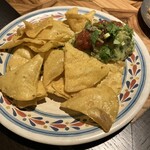 Mole TAQUERIA Y BAR - ナチョスとワカモレ。