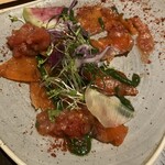 Mole TAQUERIA Y BAR - サーモンのマリネ。モーレヴェルデという青トマトメインのソースでどうぞ。