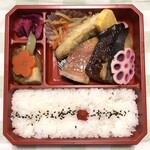 旬海堂 - ３種類の焼き魚が入った三彩弁当（銀たら、宮城サーモン、めぬけ）