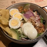 Mole TAQUERIA Y BAR - メキシカンコブサラダ。ターキーの代わりにタコミート使ったアイデア商品。