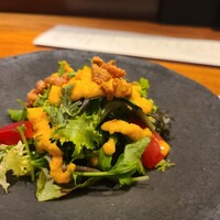 焼鳥YAMATO - (サラダ)梶谷農園さんのベビーリーフのサラダ　人参のドレッシングと鶏皮のクルトン