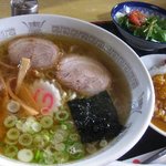 食事処ふたば - ラーメンセットです。カレーとサラダがつきます。