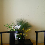 蕎麦処 葉山 鰹  - 低いテーブル席から眺める生け花