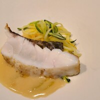 しろ - ⑩炭火焼き髭鯛《レア》(島根県浜田産、2日寝かせ)、酒粕、2種類のズッキーニを細長く切ったパスタ、髭鯛(島根県浜田産、2日寝かせ)の出汁&白ワイン&酒粕(島根県産)&茹で蕗のソース添え
                      美味しい！