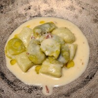 しろ - ⑨茹で天豆(島根県産)の裏漉し&たっぷりのリコッタチーズを練り込んだ蕩けるニョッキ、生ハム出汁&塩漬け発酵させた柚子(島根県金城産、内藤農園)のクリームソース、茹で天豆添え
                    とてもクリーミーでした