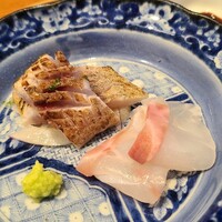 しろ - ④髭鯛(島根県浜田産、2日寝かせ)
                    ⑤炭火炙りどんちっち鯵(島根県浜田産)、玉葱サラダ敷き
                    通常の真鯵は脂肪含有量が4.5%に対し、どんちっち鯵は脂肪含有量が10%を超えます