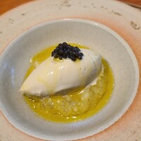 しろ - ①牛乳で1時間煮込んだ岩牡蠣(島根県産)のアイスクリーム、無農薬檸檬(島根県金城産、内藤農園)を発酵させて作ったジュレ敷き、フレッシュキャビア載せ、オリーブオイル掛け
                    超衝撃的だったし美味しかった！
