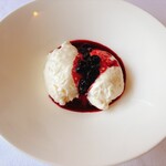 レストラン・モリエール - クリームチーズ メレンゲ
      生クリーム
      ハスカップソース