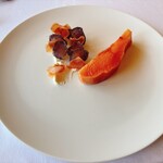 レストラン・モリエール - 桜ますのコンフィ
      じゃがいも アロマレッド シャドークイーン