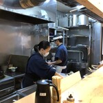 手打うどん ひら田 - カウンターから見た厨房