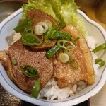 本くるくる - ラフテー丼、ソーキそば単体で行くか迷った末抗えず（笑）