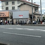 江ちゃんラーメン - 離れた位置からの食後の江ちゃん♪