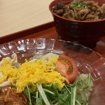 ジョイフル - 蒸し鶏の盛岡冷麺とコチジャン焼肉丼