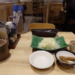 とんかつ新宿さぼてん - 料理写真:先ず　冷たい麦茶とキャベツが　きます　