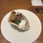 イデアル ビストロ - 岩牡蠣のポシェ冷静仕立て　赤キャベツとりんご　コキアージュのエスプーマ