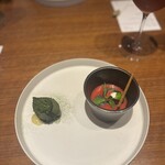 イデアル ビストロ - 抹茶のチュイルと鮎のリエット、トマトとビーツのガスパチョ　フェターチーズのババロアとアメリカンチェリー
