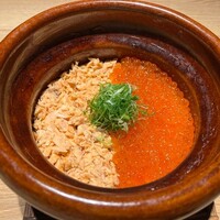 鮭といくらの釜炊きご飯　香の物　赤出汁