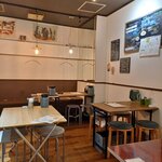チーズケーキと彩りカレー Luna piena - きょうも一番乗りして店内撮影でした。