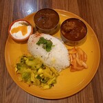チーズケーキと彩りカレー Luna piena - チキンカレーとポークペッパーマサラの2種盛り。