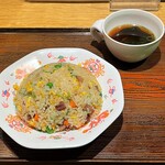 魏飯吉堂 京都タワーサンド店 - 五目炒飯・スープ