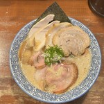 麺や而今 - 魚介牛鶏豚骨らぁめん（1100円）＋ミックスチャーシュー（400円）
