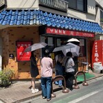 鶏舎 - 店前に並んでいる人は全体の1/20くらい