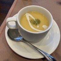 厳選洋食さくらい - 前菜の、人参の冷製スープ。人参ぽさ以外も感じた。疲れた体にひんやり感と程よい塩っ気が嬉しい。