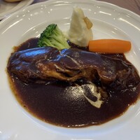 厳選洋食さくらい - タンシチューハーフトロトロ。ホグホグさに、少し酸味の効いた絶妙なソース。