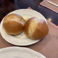 厳選洋食さくらい - タンシチューセットのパン。やんわり温かく、バターやタンシチューのソースで楽しみました。