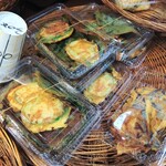 オルレギル - エゴマと何かの天ぷら　今日はこちらを買って帰りました　一番右は牛の肺だそうです　