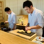 日本料理FUJI - 桃のカット、奥では胡麻煎り