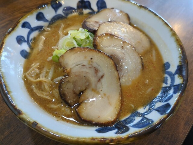 福島市庭坂のラーメン店『らーめん 紺や』- コク旨醤油と味噌の絶品ラーメン