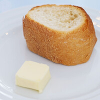 オーシャンディッシュクオン - ランチセット 1700円 のパン、バター