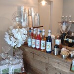 CAFE SHIYAKUSHOMAE - 店内 カウンター左側 炭酸ドリンク シロップ
