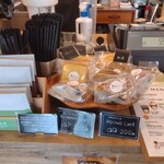 CAFE SHIYAKUSHOMAE - 店内 カウンター中央 BAKED GOODS (パウンドケーキ・ブルーベリータルト)