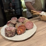 305447476 - 