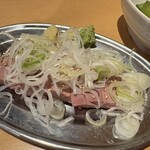 もつ焼きおとんば - 濃厚低温れば刺し450円　安くて美味しい！