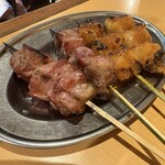 もつ焼きおとんば - かしら1本130円　マルチョウ1本230円